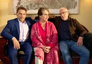Herr Kurtz (Ernst St&ouml;tzner, re.) warnt Anna (Katerina Jacob, Mitte) vor Godehard (Richy M&uuml;ller, li.).