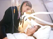 Nina (Tine Worch, li.) hofft, das Walter (Katy Karrenbauer, lieg.) bald aus dem Koma erwacht.