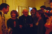 Die WG bringt neues Leben: Beim Geburtstag von Zoe (Lavinia Wilson, re.) geht es hoch her, und die neuen Freunde (v.li. Johannes Brandrup, Senta Berger, Ignaz Kirchner, Muriel Baumeister) feiern mit.