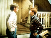 Ben (Eric Scott, r.) hat bei Jason (Jon Walmsley, l.) eine Broschüre über den Ersatzdienst gefunden und stellt ihn deswegen zur Rede. Ben (Eric Scott, r.) hat bei Jason (Jon Walmsley, l.) eine Broschüre über den Ersatzdienst gefunden und stellt ihn deswegen zur Rede.