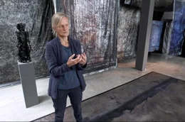 Die K&uuml;nstlerin Evi Keller fokussiert ihre Arbeit &bdquo;Mati&egrave;re-Lumi&egrave;re&ldquo; auf den spirituellen Aspekt der Sonne.
