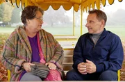 Godehard (Richy M&uuml;ller, re.) weckt bei Anna (Katerina Jacob) neue Lebensfreude.