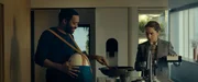 Rachel (Emilia Clarke) wundert sich, wie viel Zeit Alvy (Chiwetel Ejiofor) mit dem Pod verbringt.