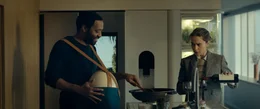 Rachel (Emilia Clarke) wundert sich, wie viel Zeit Alvy (Chiwetel Ejiofor) mit dem Pod verbringt.