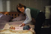 Die ganze Familie versucht herauszufinden, worauf Franzi allergisch reagiert. Von links: Franzi (Franzi) und Rosi Brunner (Brigitte Walbrun).