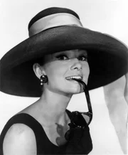 Audrey Hepburn (Holly Golightly).