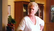 Madeline Westen (Sharon Gless) lockt ihren Sohn mit einer kleinen Erpressung nach Hause.