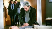 Maximilian (Franz Meyre) wird von Jutta (Claudia Loerding) und Eva (Karen Böhne) bei der Wiederbelebung Bines (Anette Hellwig liegend) überrascht. Die Situation könnte leicht missverstanden werden. Maximilian (Franz Meyre) wird von Jutta (Claudia Loerding) und Eva (Karen Böhne) bei der Wiederbelebung Bines (Anette Hellwig liegend) überrascht. Die Situation könnte leicht missverstanden werden.