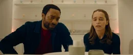 Da drin ist unser Kind? Alvy (Chiwetel Ejiofor) und Rachel (Emilia Clarke) im Womb Center.