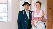 Der Glaspokal ist schon lange in Familienbesitz. Doch was bedeutet die goldene Inschrift? Und auch der Wert überrascht. Der Glaspokal ist schon lange in Familienbesitz. Doch was bedeutet die goldene Inschrift? Und auch der Wert überrascht.