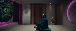 Alvy (Chiwetel Ejiofor) probiert Rachels KI-Therapeutin aus.
