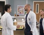 Jackson (Jesse Williams, r.) gef&auml;llt es ganz und gar nicht, wie sich seine Ex-Frau und Mutter seines Kindes in letzter Zeit verh&auml;lt und dann erf&auml;hrt er auch noch, dass sie ein Verh&auml;ltnis mit Vik (Rushi Kota, l.) hat ...