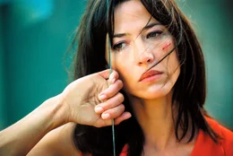 Anthony Zimmers Freundin Chiara Manzoni (Sophie Marceau) wurde von einem Helfer Nassaievs verpr&uuml;gelt. Weiteres Bildmaterial finden Sie unter www.br-foto.de.