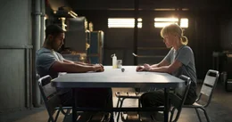 Sullivan (Lucien Laviscount) und Cassidy (Kate Bosworth) am Tisch.