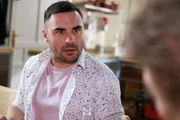 Easy (Lars Steinhöfel) ist überrascht, als Julius Ringo geschickt wegschickt. Easy (Lars Steinhöfel) ist überrascht, als Julius Ringo geschickt wegschickt.
