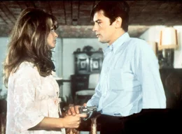 "Mit teuflischen Gr&uuml;&szlig;en". Im Bild: Der Ex-Fremdenlegion&auml;r Pierre (Alain Delon) leidet an Ged&auml;chtnisverlust und wird von seiner vermeintlichen Ehefrau Christiane (Senta Berger) in ein heimt&uuml;ckisches Mordkomplott verstrickt.