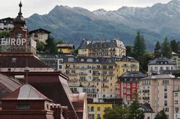 Bad Gastein, die Diva der Alpen: Der Kurort zieht seit Generationen prominente Besucher an, die nach Erholung suchen, sich von der Berglandschaft inspirieren lassen oder den mond&auml;nen Rahmen f&uuml;r gro&szlig;e Auftritte nutzen.