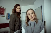 Von links: Frederike Bader (Marie Leuenberger) und Sabine Ambrosius (Susanne Schroeder) im Krankenhaus.