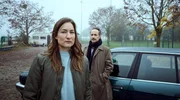 Frederike Bader (Marie Leuenberger) und Ferdinand Zankl (Michael Ostrowski) erkunden das Gel&auml;nde des Fu&szlig;ballvereins.