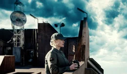 Cassidy (Kate Bosworth) auf der Plattform des milit&auml;rischen Au&szlig;enpostens.
