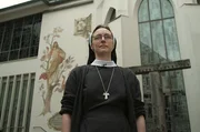 Schwester Clara Marie (29) ist vor vier Jahren ins Kloster gezogen. Dort hat sie eine Gemeinschaft gefunden, in der sie ihren Glauben frei ausleben kann &ndash; und dennoch hat sie den Mut, ihre Entscheidung und ihren Glauben regelm&auml;&szlig;ig zu hinterfragen.