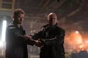 L-R: Leonard (Bruce Willis) und Harry Turner (Kellan Lutz)