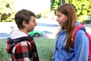 Sue (Eden Sher, r.) kann nicht verstehen, warum sich pl&ouml;tzlich die Art und Weise ver&auml;ndert hat, wie Matt (Moises Arias, l.) sie k&uuml;sst und will der Sache auf den Grund gehen. Axl hat w&auml;hrenddessen Probleme damit, einen Aufsatz &uuml;ber einen lebensver&auml;ndernden Moment zu verfassen ...