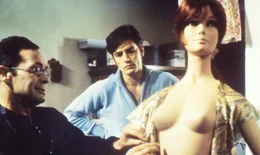 "Mit teuflischen Gr&uuml;&szlig;en". Im Bild: Alain Delon (Georges Campo / Pierre).