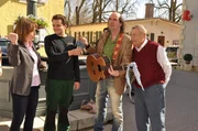 Vroni will den Wandermusiker aus Lansing vertreiben. Von links: Veronika Brunner (Senta Auth), Florian Brunner (Tommy Schwimmer), Wandermusiker (Guildo Horn) und Alois Preissinger (Erich Hallhuber). Vroni will den Wandermusiker aus Lansing vertreiben. Von links: Veronika Brunner (Senta Auth), Florian Brunner (Tommy Schwimmer), Wandermusiker (Guildo Horn) und Alois Preissinger (Erich Hallhuber).