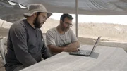 Assaf Kleiman und sein Kollege betrachten das 3D-Modell von Hanaton auf einem Laptop.