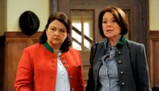 Moni und Rosi r&auml;tseln, was mit Martin und Stadlbauer los sein k&ouml;nnte. Von links: Monika Vogl (Christine Reimer) und Rosi Kirchleitner (Brigitte Walbrun).