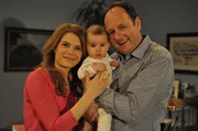Uschi und Hubert sind sehr stolz auf ihre Tochter. Von links: Uschi Guggenmoser (Silke Popp), Franzi (Baby Franzi) und Hubert Kirchleitner (Bernhard Ulrich).