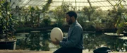 Alvy (Chiwetel Ejiofor) mit dem Pod.
