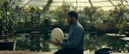 Alvy (Chiwetel Ejiofor) mit dem Pod.
