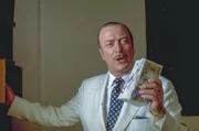 Money, Money, Money: Der britische Hochstapler Lawrence Jamieson (Michael Caine) gibt sich erfolgreich als exilierter Prinz aus, um reiche Damen von einem guten Teil ihres Verm&ouml;gens zu befreien.