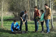 Voller Trauer beerdigen Felix, Gregor und Fanny Hund Strolchi. Von links: Felix Kramer (Shayan Hartmann), Gregor Brunner (Holger M. Wilhelm), Fanny Lechner (Katrin Lux), Luisa (KLD) und Herr Lang (KLD).