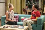 Kaley Cuoco (Penny), Jim Parsons (Sheldon Cooper).