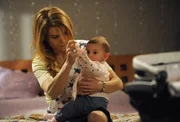 Ersch&ouml;pft bringt Uschi die st&auml;ndig quengelnde Franzi ins Bett. Von links: Uschi Guggenmoser (Silke Popp) und Franzi (Baby Franzi).