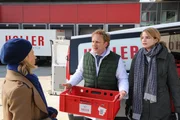 Martina Seiffert (Astrid M. F&uuml;nderich, l.) hat sich bei Christian Holler (Kai Lentrodt, M.) und dessen Frau Bettina (Rike Schmid, r.) in deren Gro&szlig;metzgerei eingefunden, um sie zu befragen. Die beiden scheinen momentan keinen Sinn daf&uuml;r zu haben. Oder haben sie etwas zu verbergen?