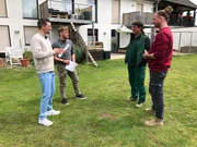Sebastian Rath hat in der Eifel einen alten Gutshof in mehrere Wohnungen umgebaut. Die Gemeinschaft funktioniert gut, doch den Nachbarn fehlt ein gem&uuml;tlicher Platz f&uuml;r gemeinsame Treffen. Den will Sebastian erschaffen, gemeinsam mit seinem Kumpel Dominic. Die Gartenprofis Frank Riese und Sebastian Burggraf liefern die passenden Konzepte.