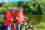 Wieder unterwegs: Anne Willmes (l) und Stefan Pinnow auf dem Ruhrtalradweg an der Ruhr bei Kettwig.