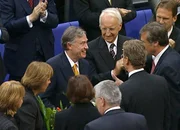 Das Jahr 2004 &ndash; das MoMA kommt und bricht Besucherrekorde, Neuk&ouml;llns B&uuml;rgermeister Heinz Buschkowsky erkl&auml;rt Multi-Kulti f&uuml;r gescheitert und die Tsunami-Katastrophe in S&uuml;dostasien fordert auch Berliner Opfer. Eine Berlin-Chronik der Superlative: F&uuml;nf Jahrzehnte von 1961, dem Jahr des Mauerbaus, bis 2009 als Berlin eine Weltstadt im 21. Jahrhundert ist. - Horst K&ouml;hler wird zum Bundespr&auml;sidenten gew&auml;hlt.