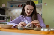 Maja (Godiva Adela) verrennt sich darin, die Kieselsteine korrekt zu stapeln. Weiteres Bildmaterial finden Sie unter www.br-foto.de.