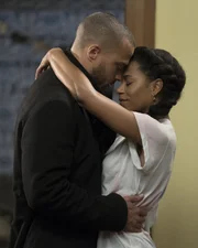 An dem Abend, an dem Maggie (Kelly McCreary, r.) ihren neuen Freund ihrer Familie und den Freunden vorstellen will, wartet eine b&ouml;se &Uuml;berraschung auf sie. Springt Jackson (Jesse Williams, l.) ein, um sie zu tr&ouml;sten?