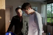 Dr. Miles Edwards (Andy Garcia, l.) und Max McGrath (Ben Winchell)  Die Verwendung des sendungsbezogenen Materials ist nur mit dem Hinweis und Verlinkung auf RTL+ gestattet.; Dr. Miles Edwards (Andy Garcia, l.) und Max McGrath (Ben Winchell)  Die Verwendung des sendungsbezogenen Materials ist nur mit dem Hinweis und Verlinkung auf RTL+ gestattet.