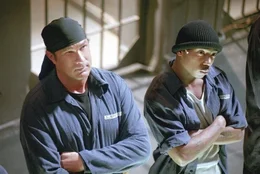 Einst rettete Undercover Agent Sascha Petrosevitch (Steven Seagal, l.) seinem Freund, dem Kriminellen Nick (Ja Rule, r.) das Leben. Nun kann er auf dessen Hilfe z&auml;hlen ...