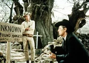 Nick Evers (Roddy McDowall, l.) bedroht den trauernden Prediger Rudd (Robert Mitchum, r.) mit einer Waffe - doch der ist gef&auml;hrlicher, als er aussieht ...