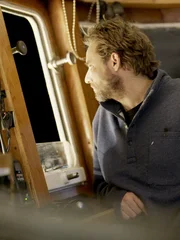 Jake Anderson im Steuerhaus mit Blick aus dem Fenster Jake Anderson im Steuerhaus mit Blick aus dem Fenster