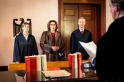 Film-Still der Dreharbeiten mit der &ouml;sterreichischen Schauspielerin Adele Neuhauser als Darstellerin von der "Roten Fini" Ende Juli 2022 in Wiesbaden (Kurhaus).