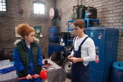 Joe (Sarah Hannemann) kann Moritz' (Marvin Linke) Entt&auml;uschung nach Lisas Absage ihres Dates verstehen.
